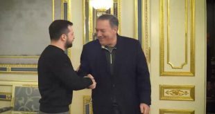 Mike Pompeo Kiev'de Zelenskiy ile görüştü
