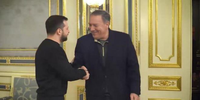 Mike Pompeo Kiev'de Zelenskiy ile görüştü