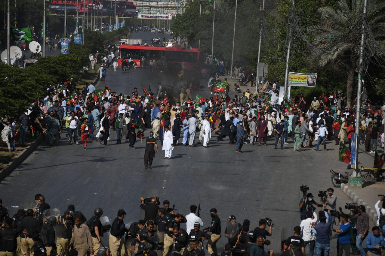 İmran Han tutuklandı; Pakistan karıştı!