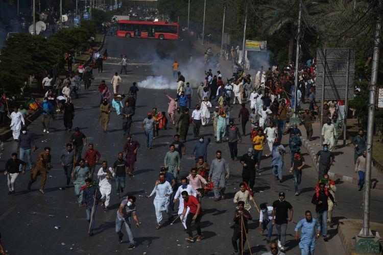 İmran Han tutuklandı; Pakistan karıştı!