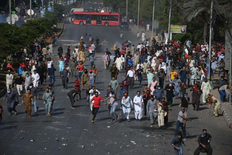 İmran Han tutuklandı; Pakistan karıştı!