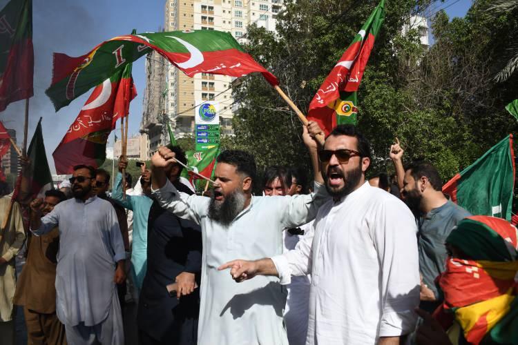 İmran Han tutuklandı; Pakistan karıştı!