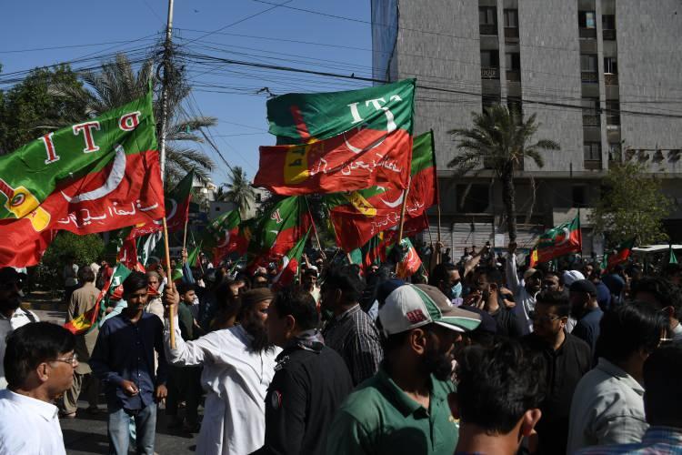 İmran Han tutuklandı; Pakistan karıştı!