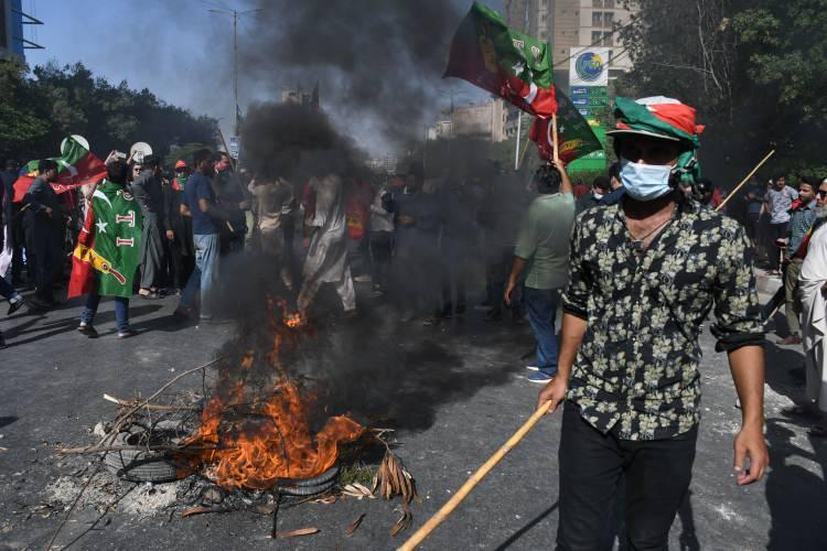 İmran Han tutuklandı; Pakistan karıştı!