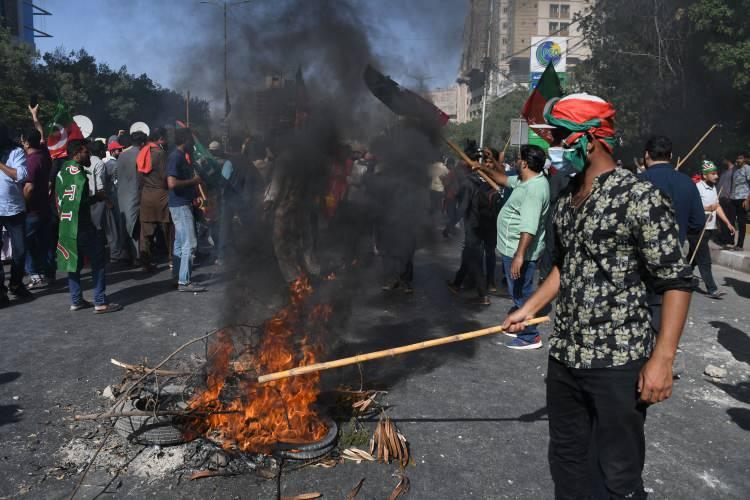 İmran Han tutuklandı; Pakistan karıştı!