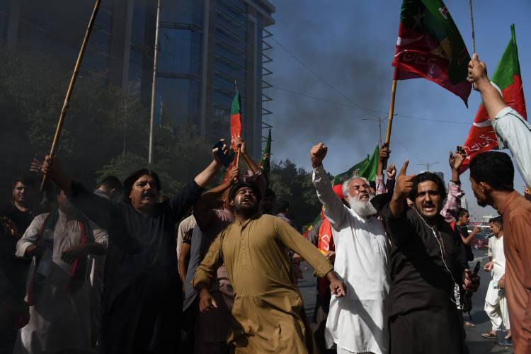 İmran Han tutuklandı; Pakistan karıştı!