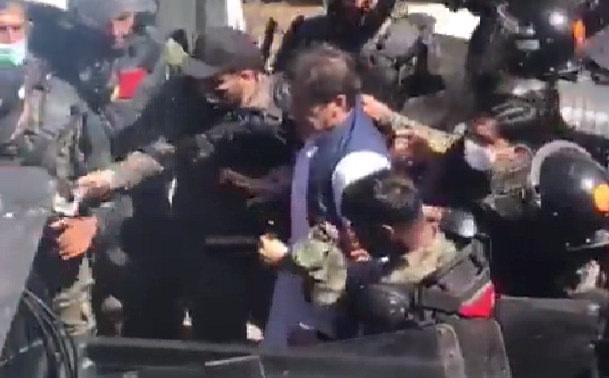 İmran Han tutuklandı; Pakistan karıştı!