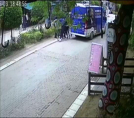 Erdek'te AK Parti seçim aracına saldırı