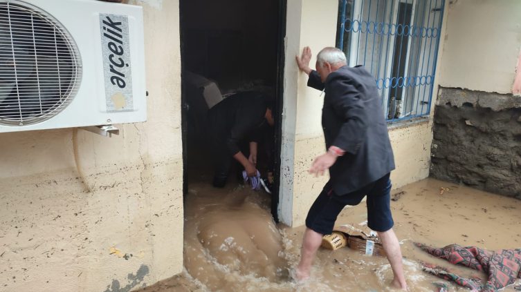Adana'da sağanak su baskınına neden oldu