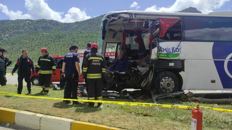 Konya'da yolcu otobüsü kamyona çarptı: 2 ölü, 14 yaralı