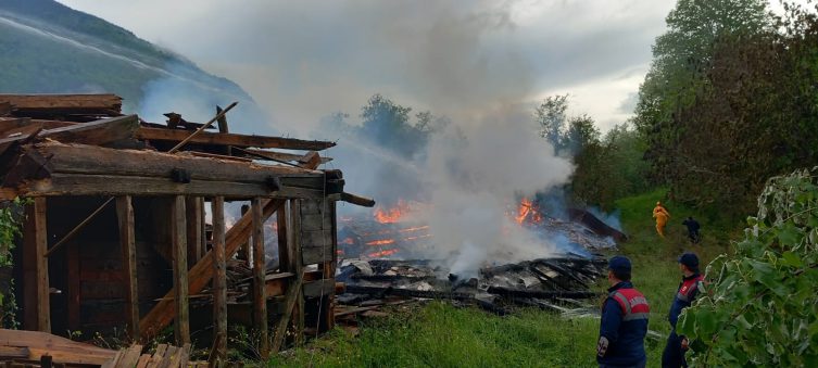 Kastamonu'da yıldırım isabet eden iki evde yangın çıktı