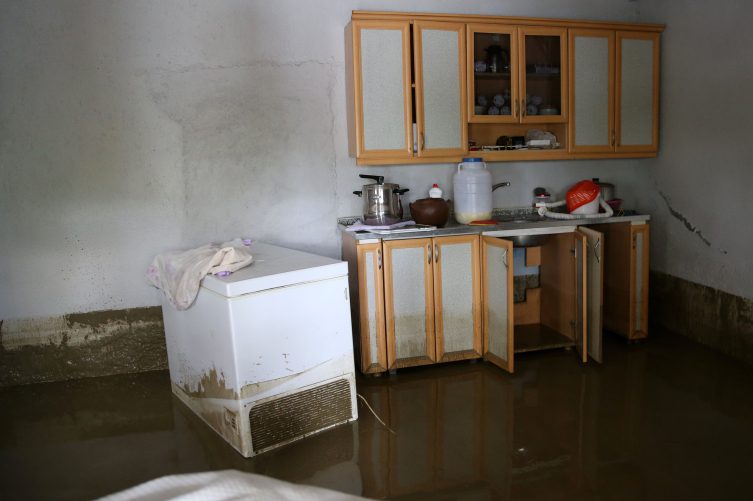 Muş'ta sağanak sele döndü: 1 ev yıkıldı, 6 evi su bastı