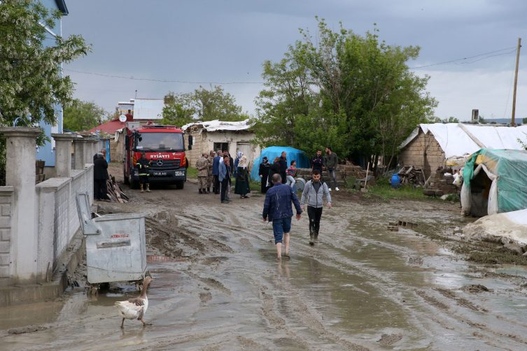 Muş'ta sağanak sele döndü: 1 ev yıkıldı, 6 evi su bastı