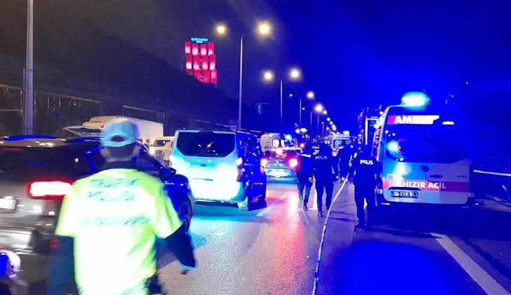 Alkollü sürücü yol bakım ekibinin arasına daldı, 4 ölü