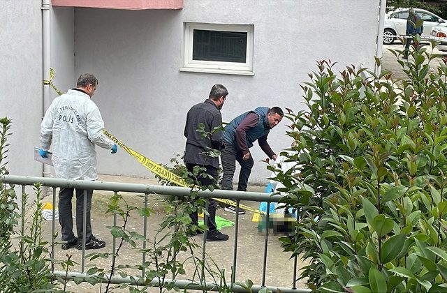 Balkondan beton zemine düşen kadın feci şekilde can verdi