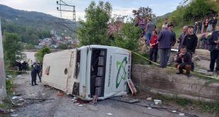 Belediye otobüsü devrildi, ölü ve yaralılar var!