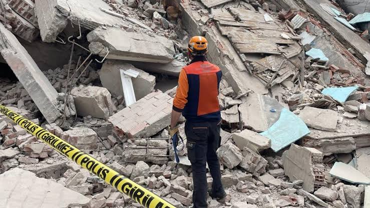 Bursa’da 4 katlı bina çöktü