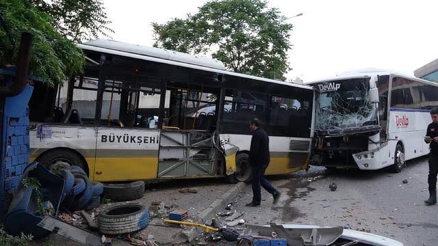 Bursa’da servis aracı ile özel halk otobüsü çarpıştı: 2 yaralı