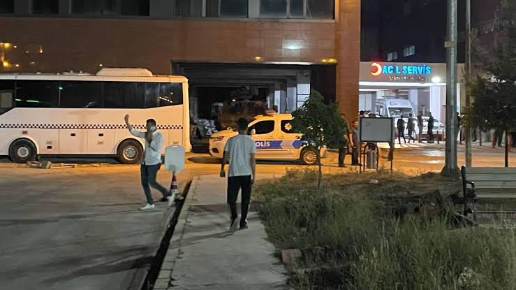 Düğünde çıkan kavga silahlı çatışmaya dönüştü: 11 yaralı