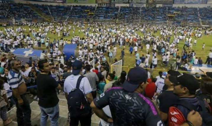 El Salvador’da maç faciası: 12 ölü, yüzlerce yaralı!