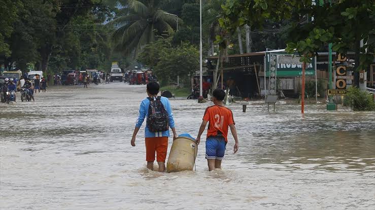filipinler i mawar tayfun u vurdu binlerce insan tahliye edildi 01