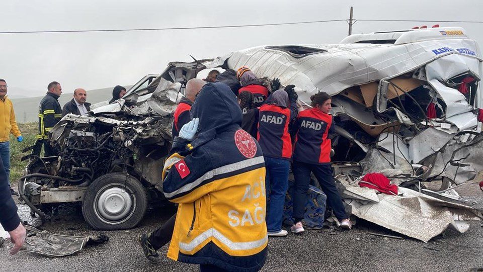 Sivas'ta TIR ve minibüs çarpıştı: 4 ölü, çok sayıda yaralı - 1