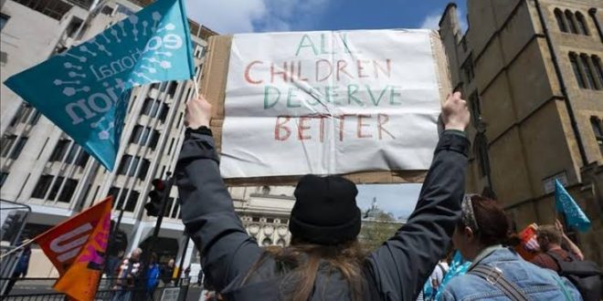 İngiltere'de grevdeki sağlık çalışanları ile hükümet anlaştı