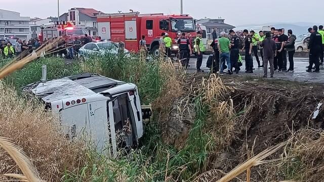 İzmir’de askeri personel taşıyan minibüs devrildi