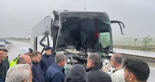 Lise öğrencilerini taşıyan tur otobüsü tıra çarptı: 33 yaralı!