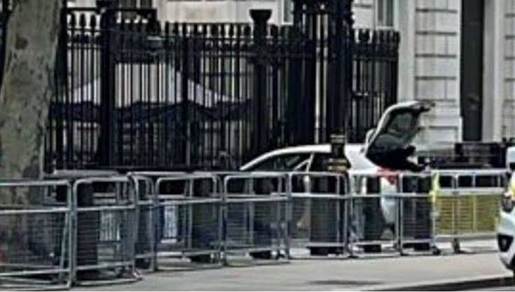 Londra’da Başbakanlık binasına saldırı!