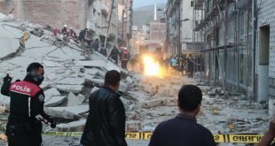 Malatya'da hasarlı bina çöktü! 1 kişi aranıyor