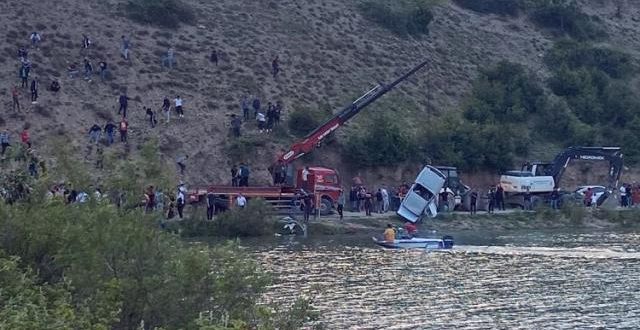 Sinop'ta otomobil gölete düştü!