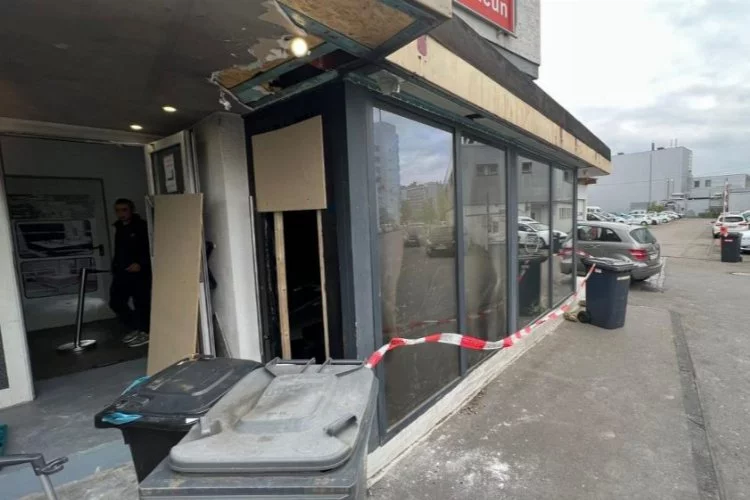 Türklere ait seyahat acentesi kundaklandı
