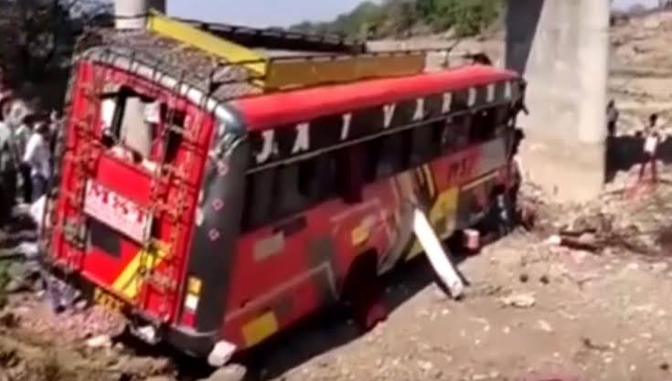 Yolcu dolu otobüs köprüden uçtu: Onlarca ölü var!