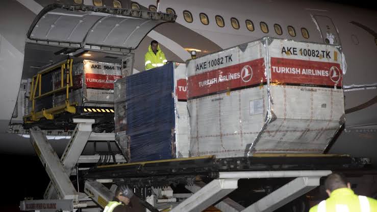 Yurtdışı oylarını taşıyan uçak Ankara’da