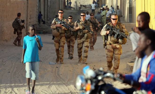 afrika ulkesi fransizlari tutukluyor 01