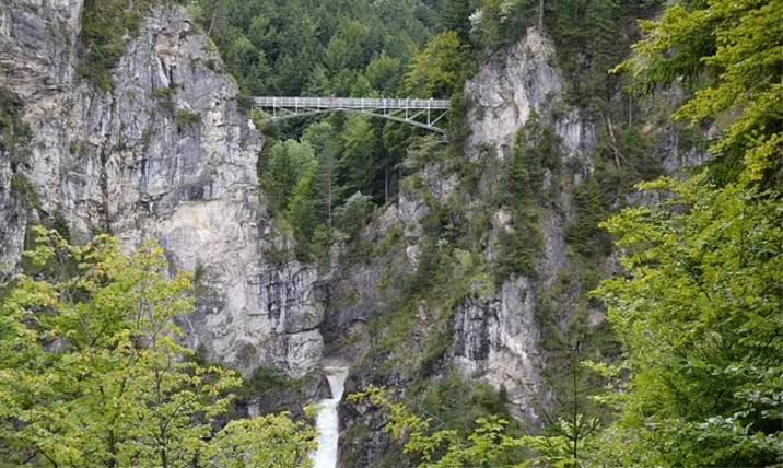 Amerikalı turist taciz ettiği iki kadını uçurumdan attı!
