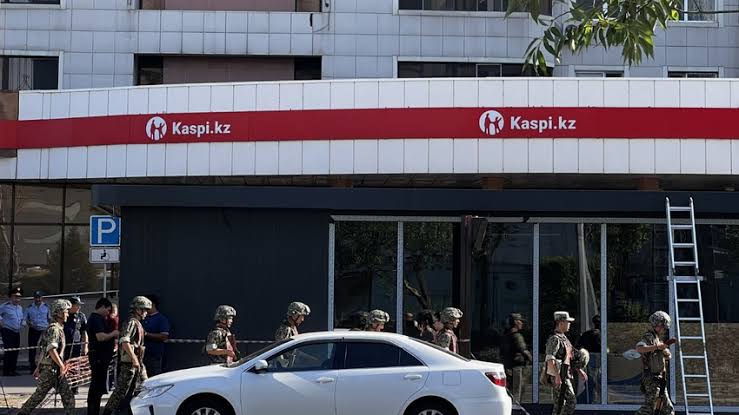 Bankaya giren silahlı saldırgan 7 kişiyi rehin aldı!
