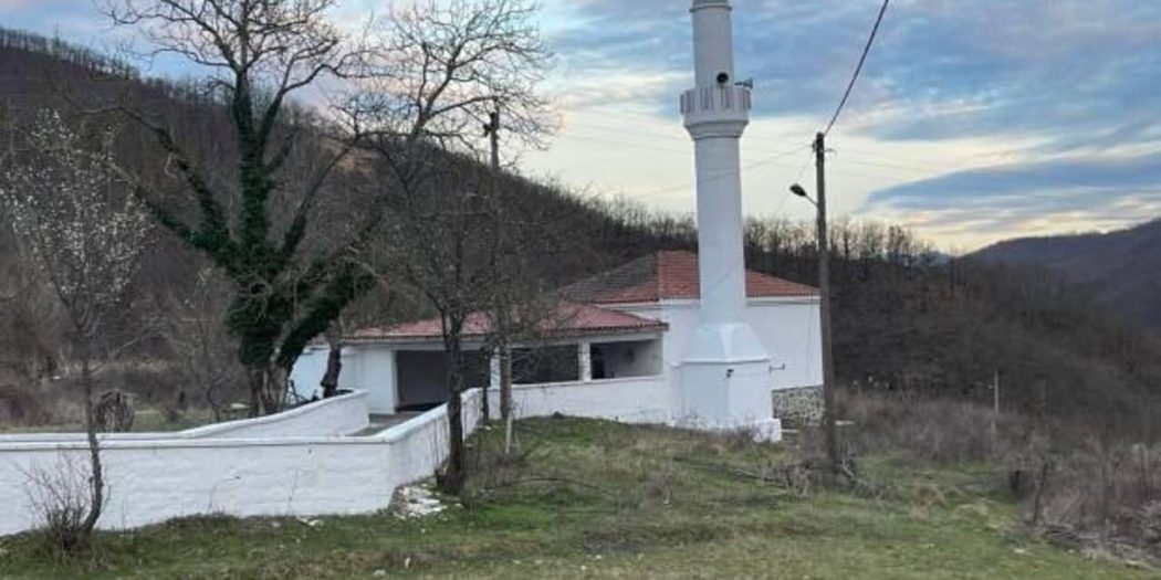 İskeçe’de bir Fransız, camideki Kur’an-ı Kerimlere saldırdı