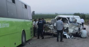Belediye otobüsü ile minibüs kafa kafaya çarpıştı, 3 kişi hayatını kaybetti!