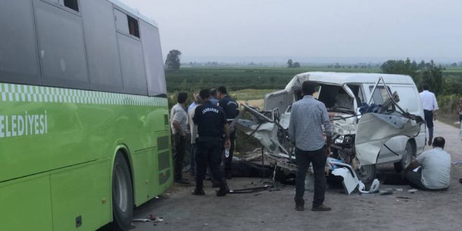 Belediye otobüsü ile minibüs kafa kafaya çarpıştı, 3 kişi hayatını kaybetti!