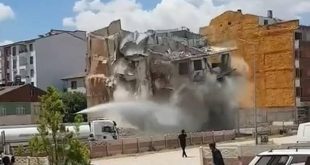 Hasarlı bina korna sesiyle yıkıldı