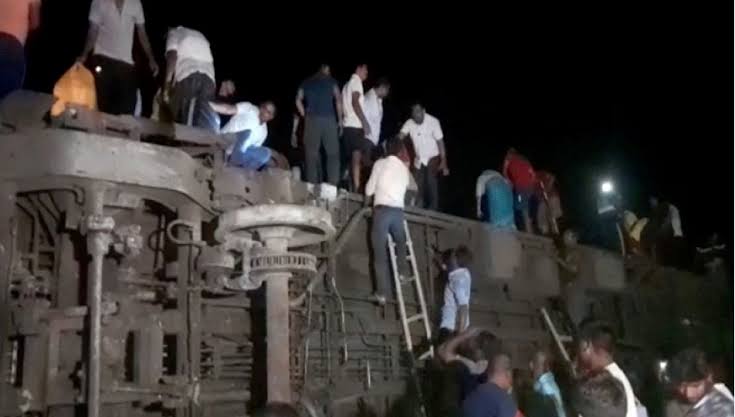 Hindistan’da feci tren kazası: Onlarca ölü, yüzlerce yaralı var!