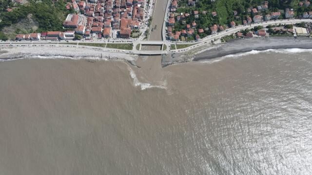 Kastamonu’da denizin rengi çamura döndü