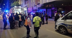 Kavgayı ayırmaya gelen polisler silahların hedefi oldu