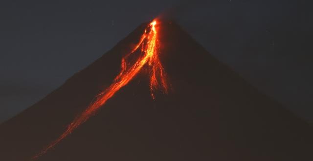 Mayon Yanardağı patladı: Binlerce kişi tahliye edildi