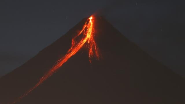Mayon Yanardağı patladı: Binlerce kişi tahliye edildi