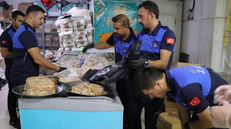 Mide bulandıran görüntüler: Bozuk etleri çamaşır suyu ile yıkayıp müşterilere yedirdiler