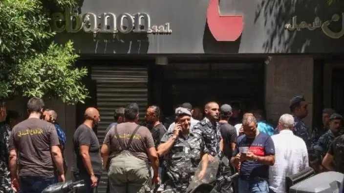 Paraları çekemeyen Lübnanlılar, banka şubelerine saldırdı