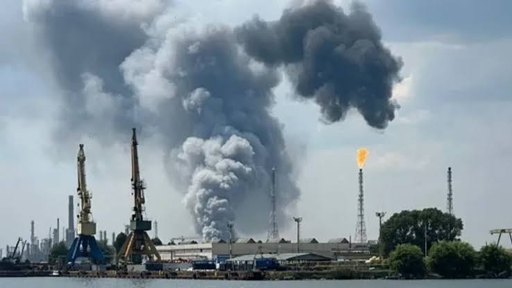 romanya nin en buyuk petrol rafinerisinde patlama 01